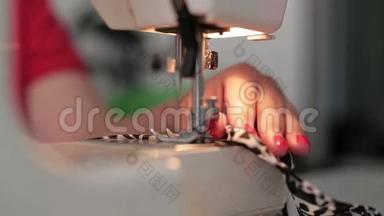 女手缝纫用缝纫机，特写